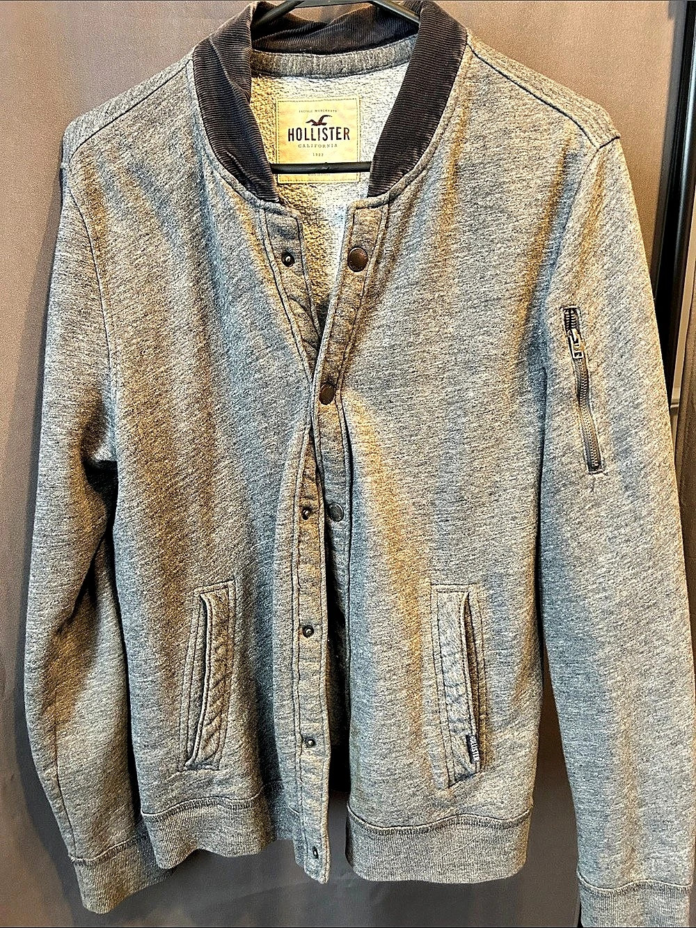 Hollister Men'Small Bomber Jacket in Gray Size Small Like New